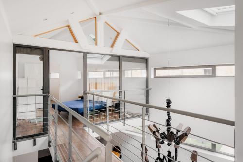 波尔多Edgar Suites - Bordeaux Meriadeck的客房设有阳台、床和窗户。