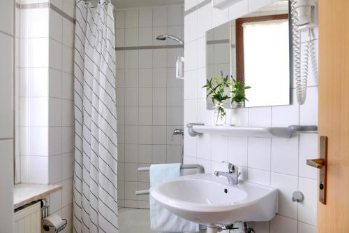 CursdorfHotel Im Kräutergarten的白色的浴室设有水槽和窗户。