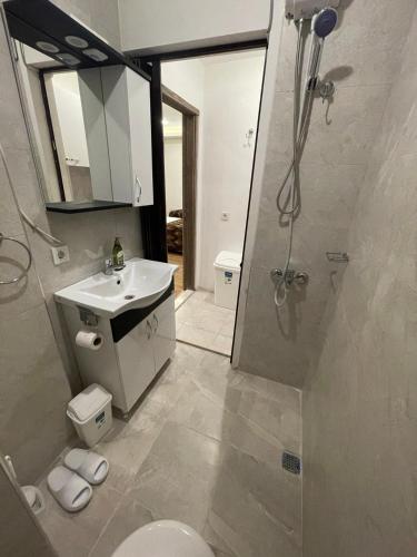 KonakMARLIGHT APART HOTEL的带淋浴、卫生间和盥洗盆的浴室