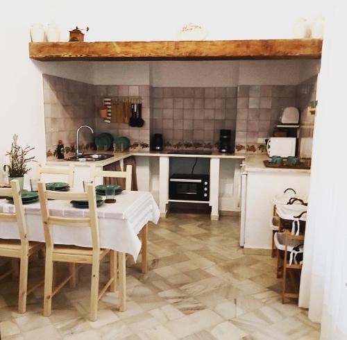 桑卢卡尔-德巴拉梅达La Alberca de Fariñas的厨房配有桌椅