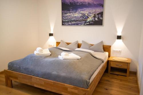 布伦纳山口格里斯Ferienwohnung Kerschbaumer的一间卧室配有一张大床和两盏灯