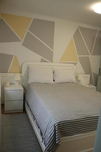 萨格勒布Apartment Elize的卧室配有白色的床和几何墙