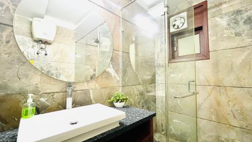 新德里BluO Cozy Studio with Balcony - Green Park HKV的一间带水槽和镜子的浴室