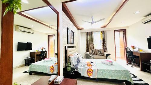 新德里BluO Cozy Studio with Balcony - Green Park HKV的酒店客房设有床和客厅。