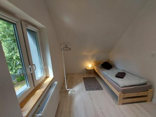 米尔科Bryziówka B的小房间设有床和窗户