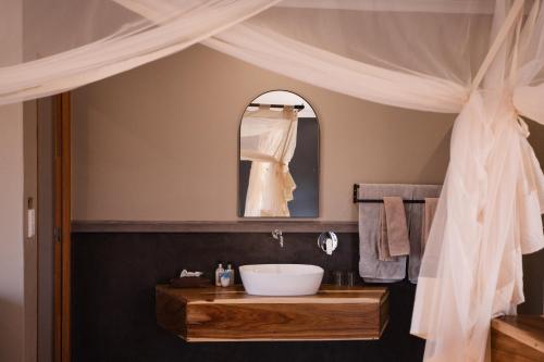 奥考奎约托夏瑞旅舍的一间带水槽和镜子的浴室