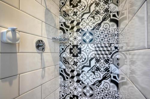 德班Hampton Collection - Charming 1 or 2 Bedroom Apartment with Pool的黑色和白色瓷砖墙淋浴