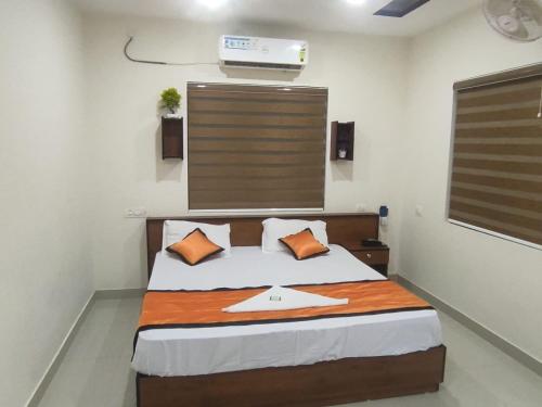 KottakkalPMS Dhabi Residency的一间带风扇的客房内一张床的卧室