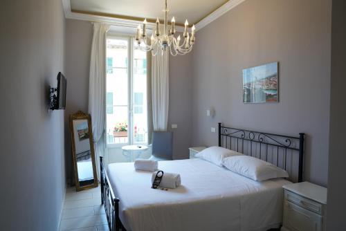佛罗伦萨Affittacamere ALBA的一间卧室配有一张床和一个吊灯