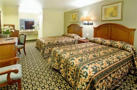 圣贝纳迪诺圣贝纳迪诺美国最佳价值旅馆的酒店客房配有两张床和一张书桌