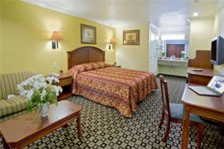 圣贝纳迪诺圣贝纳迪诺美国最佳价值旅馆的酒店客房,配有床和沙发