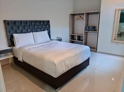 莫克瓜MUNAY TTIKA Hoteles的一间卧室配有一张大床和黑色床头板
