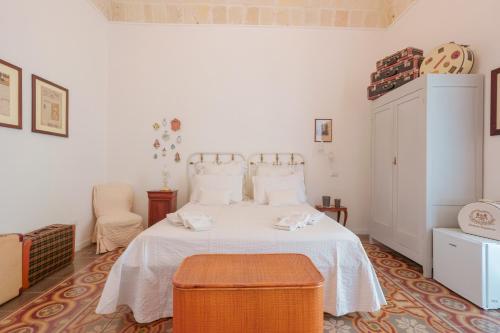 塔兰托B&B Il Melograno Taranto的卧室配有白色的床和椅子