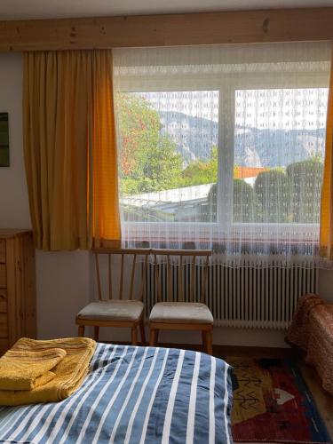绍滕斯Komfortable Ferienwohnung mit herrlicher Aussicht的一间卧室设有一张床和一个大窗户