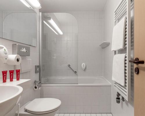 纽伦堡纽伦堡阿兹姆酒店的带淋浴、卫生间和盥洗盆的浴室