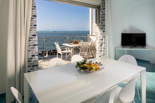 伊斯基亚伊斯基亚蓝光度假酒店的海景白色用餐室