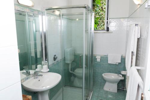 伊斯基亚O' Vagnitiello - Parco Balneare Idroterapico - Camere - Ristorante的带淋浴、盥洗盆和卫生间的浴室