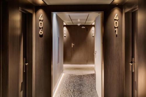 维拉诺瓦-德法马利B&B HOTEL Famalicão的走廊,门通往走廊,走廊铺有地毯