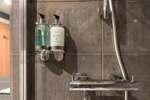 拉姆西The Duke on The Test的浴室的墙上装有2瓶洗发水