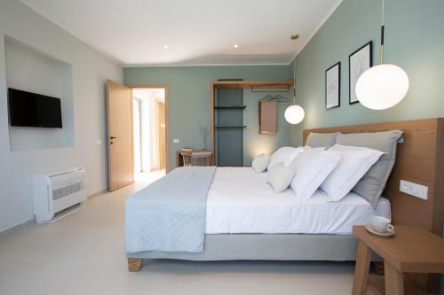 尼基亚娜villa-agrielia的卧室配有一张白色大床和电视。
