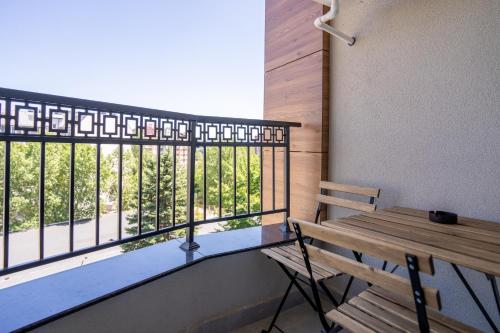 索非亚Amarant Aparts的阳台设有木凳和窗户。