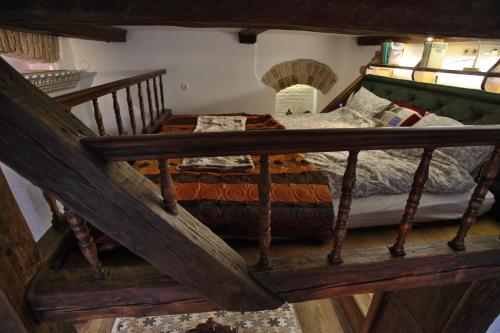 维尔纽斯Medieval Super Studio的一间卧室,卧室内配有一张木床
