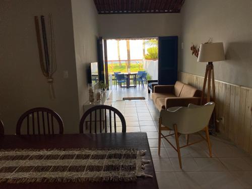 圣若泽-达科罗阿格兰迪Casa beira mar, 4 quartos - Sanzé - Maragogi/AL的客厅配有沙发和桌椅