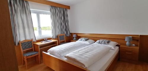 修希Garni Hauenstein的一间卧室设有两张床和窗户。