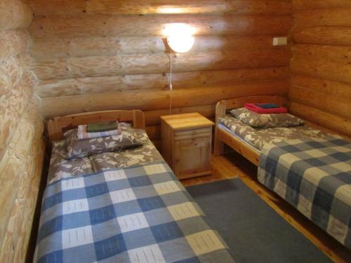 普马拉Lappalaisen lomamökit Lepola的木墙客房的两张床