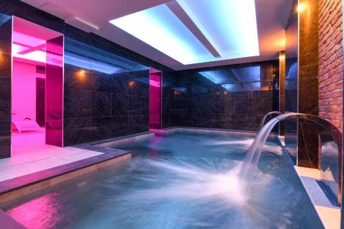 布雷西亚马斯特酒店的一间带热水喷泉的热水浴缸的浴室