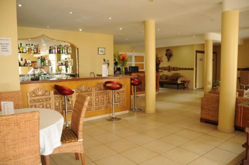 Mamoudzou马哈拉加酒店的一间在房间内配有桌椅的餐厅