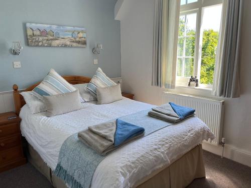 尚克林Bedford Lodge的一间卧室配有一张带蓝色毛巾的床