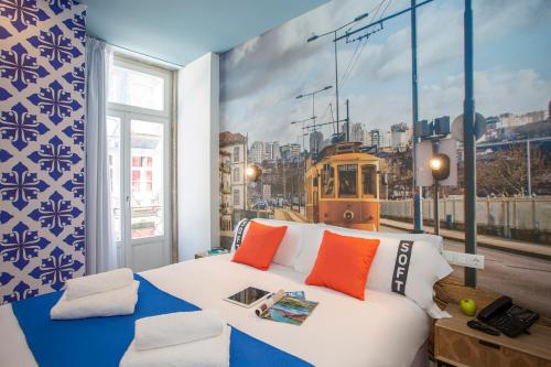 波尔图Casual Raízes Porto的卧室配有一张床和一张街头汽车壁画