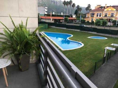 利亚内斯Apartamentos Boutique Arquera Golf I的阳台享有游泳池的景致。