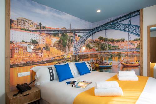 波尔图Casual Raízes Porto的一间卧室,配有一座桥的大壁画