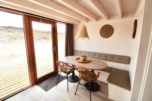 弗劳温普尔德Breezand Beachhouses的小型用餐室配有桌椅