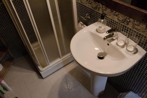 特雷多斯萨乌斯酒店的带淋浴的浴室内的白色水槽