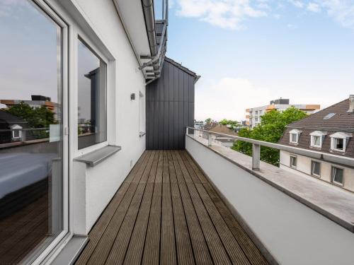 杜塞尔多夫numa I Artol Rooms & Apartments的享有建筑景致的阳台