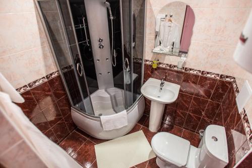 彼尔姆Hotel Benefit的带淋浴、卫生间和盥洗盆的浴室