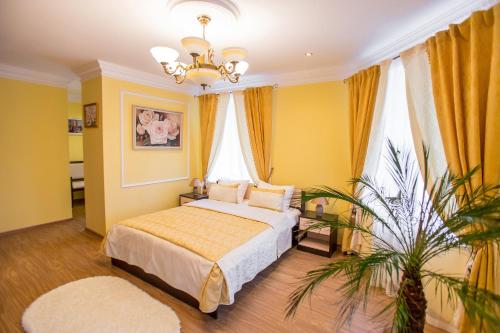 彼尔姆Hotel Benefit的一间卧室配有一张黄色墙壁和吊灯的床。