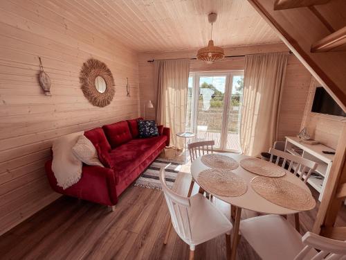 雅罗斯瓦维茨Domki Podniebo的客厅配有红色的沙发和桌子
