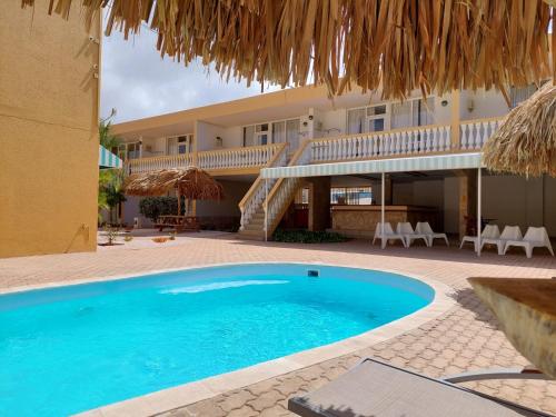 奥拉涅斯塔德Montana Eco Resort Aruba的别墅前的游泳池