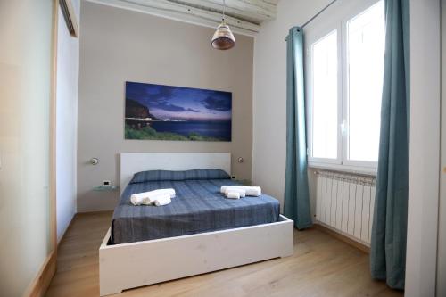 巴勒莫La Casetta delle Scienze Suite的一间卧室配有一张床,上面有两条毛巾