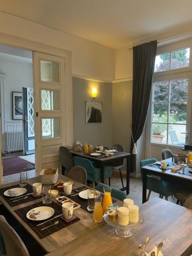 Vernou-sur-BrenneChambres d'hôtes Les Perce Neige的一间带桌子的客厅和一间餐厅