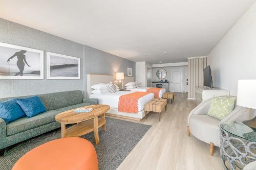 卡尔斯巴德Beach Terrace的酒店客房,配有床和沙发