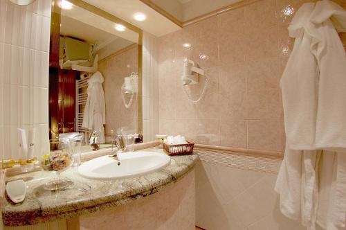 美丽华酒店 的一间浴室