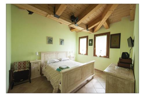 切塞纳蒙特斯特林诺住宿加早餐旅馆的一间卧室设有一张床和木制天花板