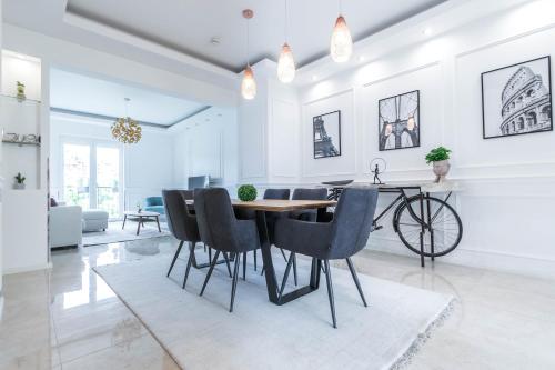 布达佩斯Corvinus Smart Apartment with Beautiful View的一间带桌椅的用餐室