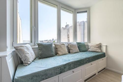 布达佩斯Corvinus Smart Apartment with Beautiful View的窗户房间的靠窗座位上的长凳