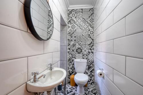 德班Hampton Collection - Trendy 2 Sleeper Apartment with Pool的一间带水槽、卫生间和镜子的浴室